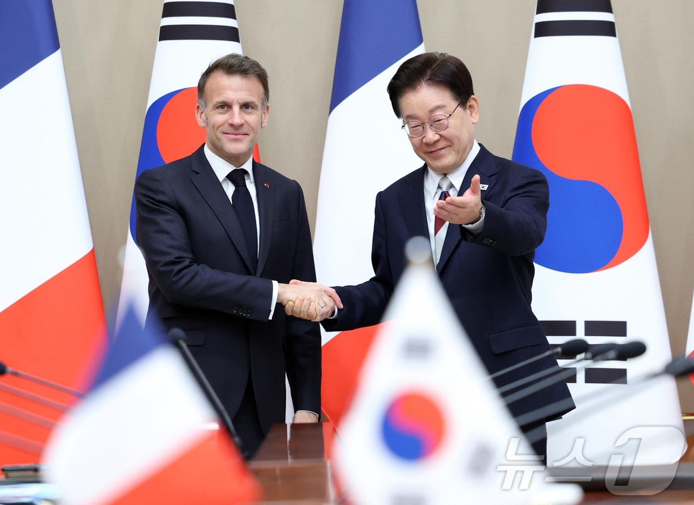 본문 이미지 - 이재명 대통령과 에마뉘엘 마크롱 프랑스 대통령이 3일 청와대에서 열린 한·프랑스 확대 정상회담에서 기념 촬영을 하고 있다. 2026.4.3 ⓒ 뉴스1 허경 기자