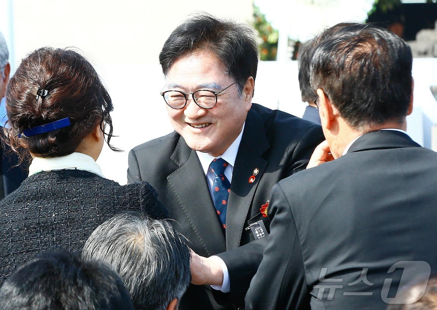 본문 이미지 - 우원식 국회의장이 3일 오전 제주4·3평화공원에서 열린 제78주년 4·3 희생자 추념식에서 참석자들과 인사를 나누고 있다. 2026.4.3 ⓒ 뉴스1 오미란 기자