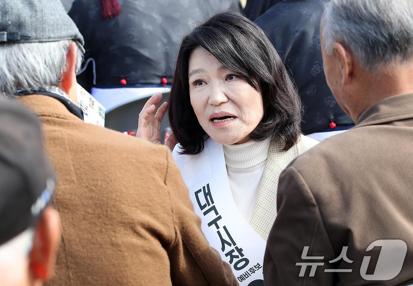 본문 이미지 - 국민의힘 대구시장 경선에서 컷오프(공천 배제)된 이진숙 전 방송통신위원장이 지난 3일 오전 대구 수성구 노변동 사직단에서 열린 수성사직제를 찾아 시민과 인사 나누고 있다. 2026.4.3 ⓒ 뉴스1 공정식 기자