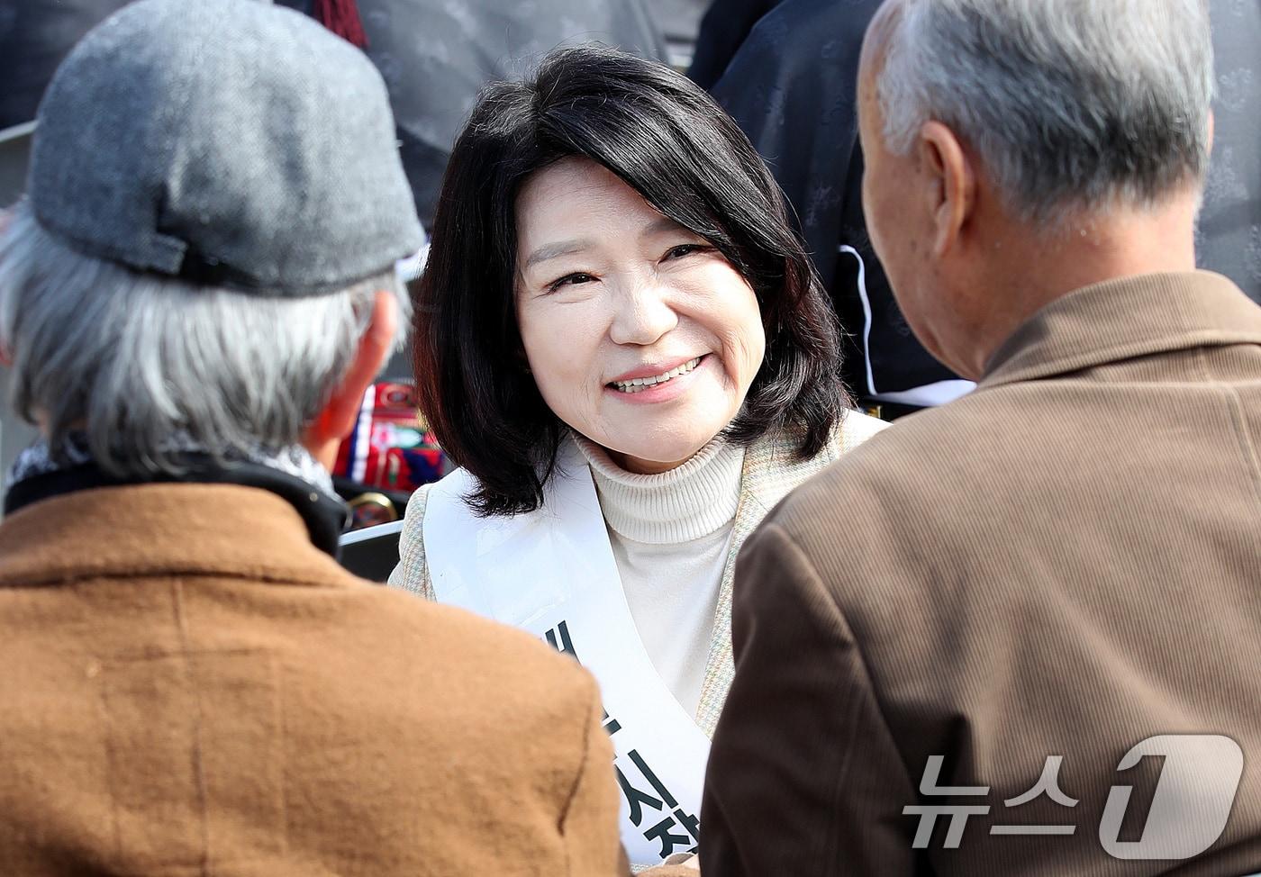 본문 이미지 - 국민의힘 대구시장 경선에서 컷오프(공천 배제)된 이진숙 전 방송통신위원장이 3일 오전 대구 수성구 노변동 사직단에서 열린 수성사직제를 찾아 시민과 인사 나누고 있다. 2026.4.3 ⓒ 뉴스1 공정식 기자