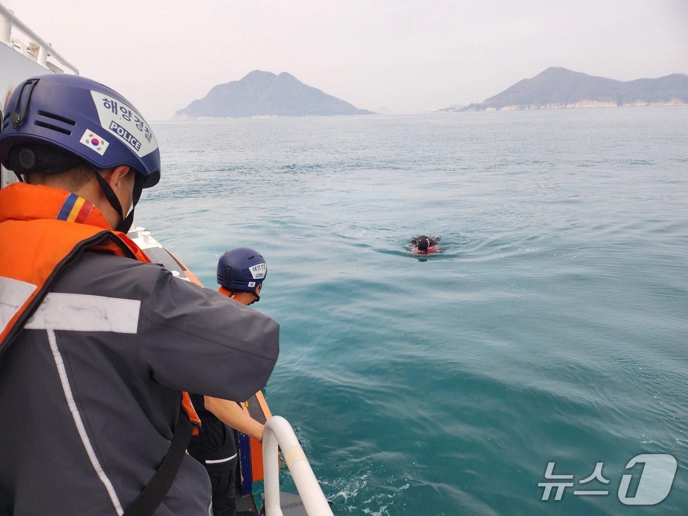 본문 이미지 - 실종자를 수색하고 있는 해경.(통영해경 제공. 재판매 및 DB)