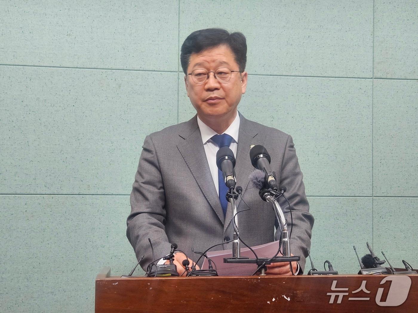 본문 이미지 - 3일 안호영 국회의원이 전북도의회 브리핑룸에서 기자회견을 갖고 있다.2026.4.3/뉴스1