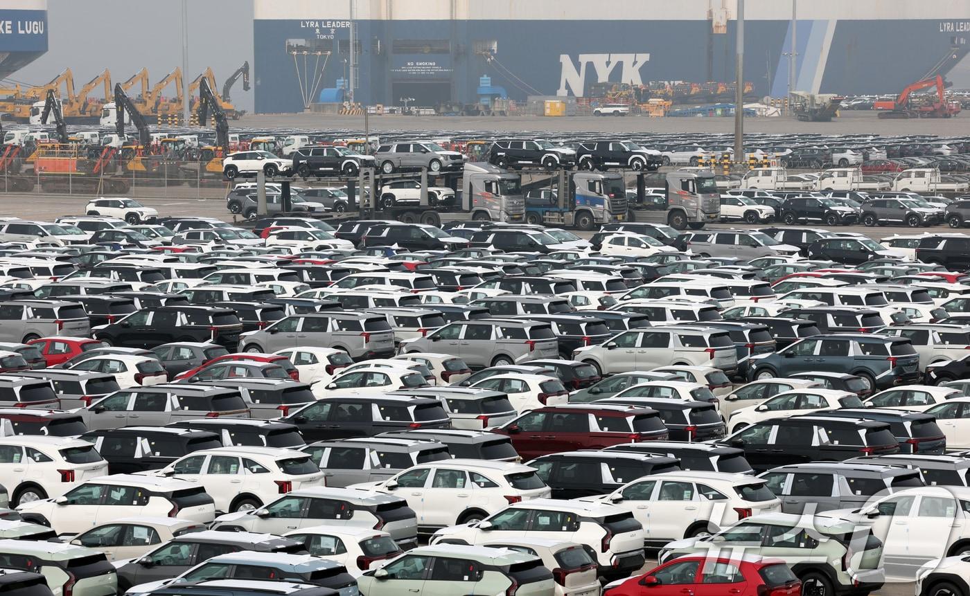 본문 이미지 - 3일 경기 평택시 포승읍 기아 평택항 전용부두에 수출용 자동차가 세워져 있다. 2026.4.3 ⓒ 뉴스1 김영운 기자