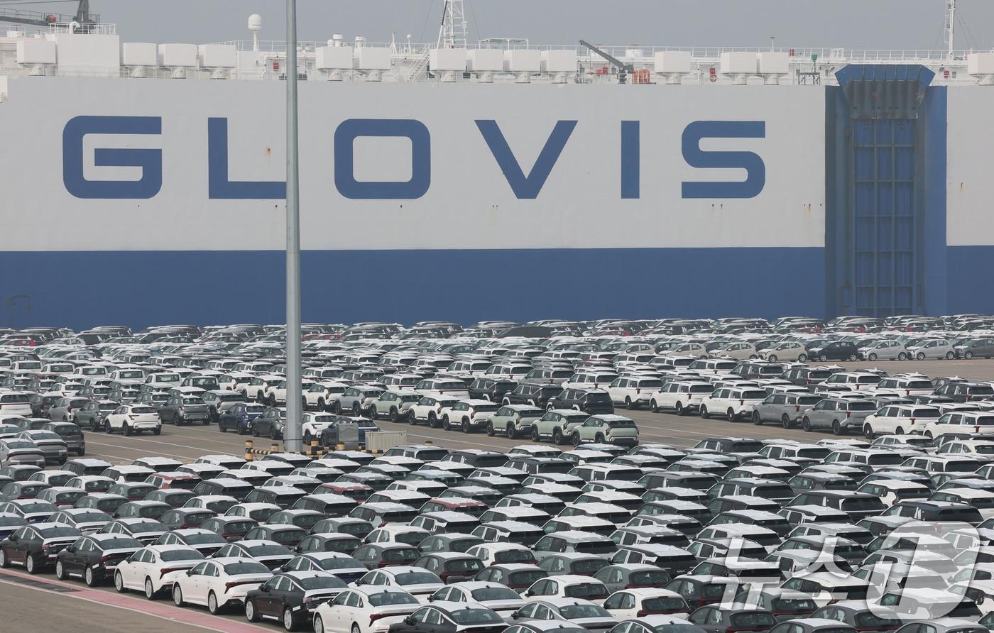 본문 이미지 - 3일 경기 평택시 포승읍 기아 평택항 전용부두에 수출용 자동차가 세워져 있다. 2026.4.3 ⓒ 뉴스1 김영운 기자