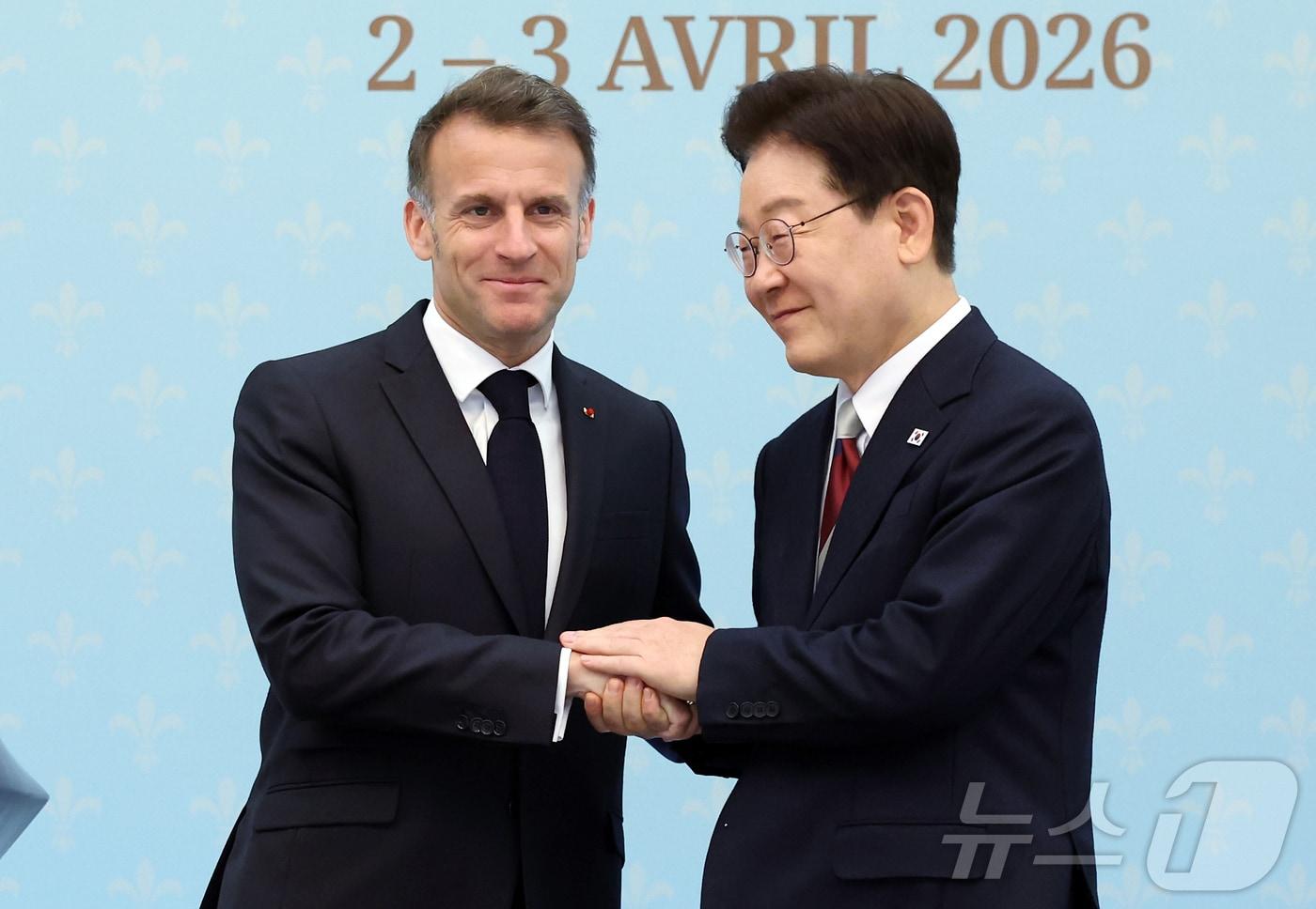 본문 이미지 - 이재명 대통령과 에마뉘엘 마크롱 프랑스 대통령이 3일 청와대에서 공동언론발표를 마친 후 악수하고 있다. 2026.4.3 ⓒ 뉴스1 허경 기자