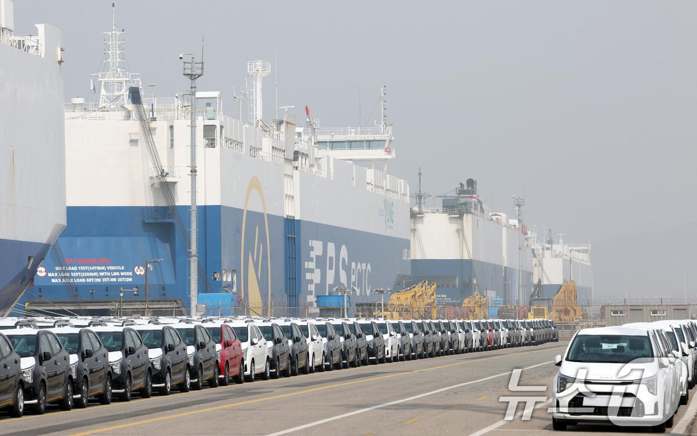 본문 이미지 - 3일 경기 평택시 포승읍 기아 평택항 전용부두에 수출용 자동차가 세워져 있다.2026.4.3 ⓒ 뉴스1 김영운 기자