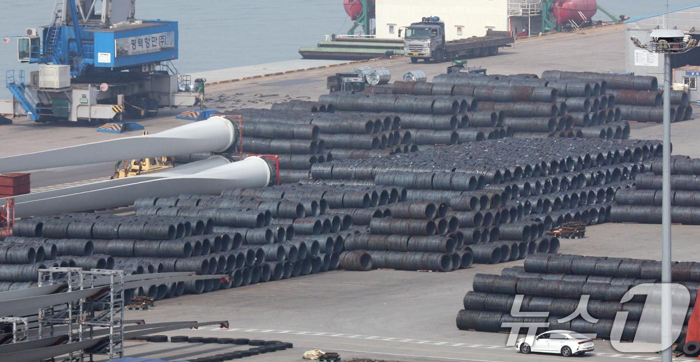 본문 이미지 - 3일 경기 평택시 포승읍 평택항에 철강제품이 쌓여있다.  2026.4.3 ⓒ 뉴스1 김영운 기자