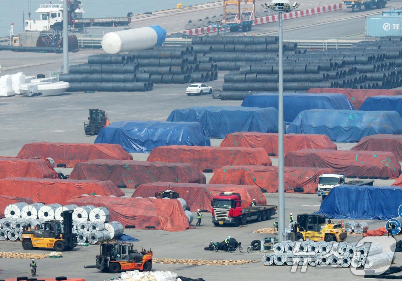 본문 이미지 - 3일 경기 평택시 포승읍 평택항에 철강제품이 쌓여있다.  2026.4.3 ⓒ 뉴스1 김영운 기자