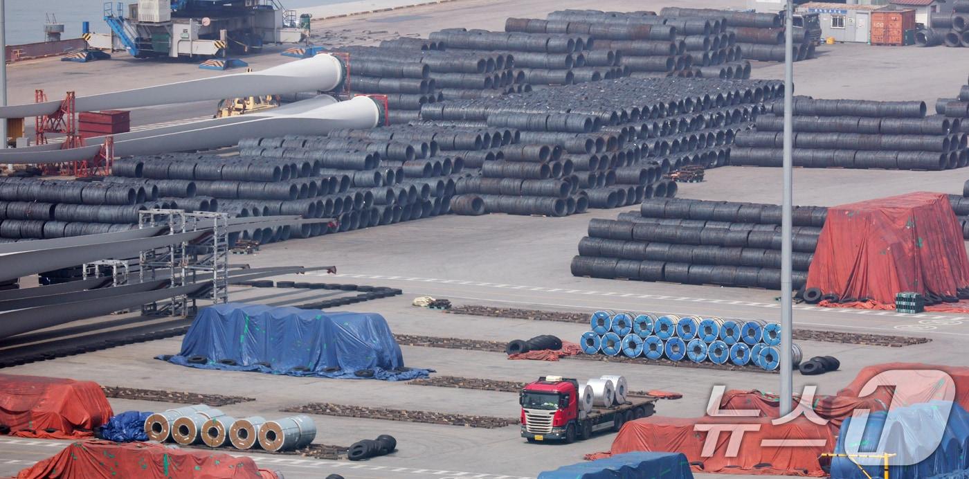 본문 이미지 - 3일 경기 평택시 포승읍 평택항에 철강제품이 쌓여있다. 2026.4.3 ⓒ 뉴스1 김영운 기자