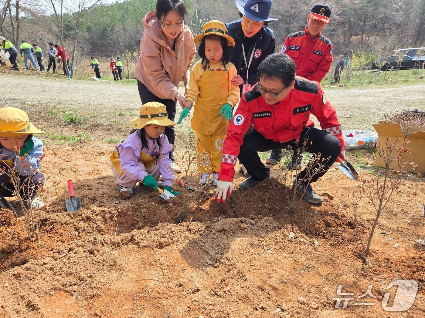 본문 이미지 - 최수천 동부지방산림청장(오른쪽 첫번째)이 3일 나무심기 행사에서 아이들과 나무를 심고있다.(동부산림청 제공, 재판매 및 DB 금지) 2026.4.3/뉴스1