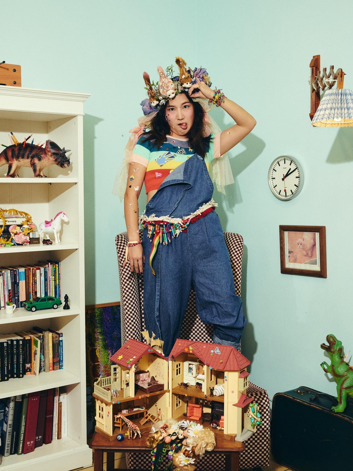 본문 이미지 - '영지' 역의 배우 박지영이 수어로 '영지'의 얼굴이름을 표현한 모습.(국립어린이청소년극단 제공)