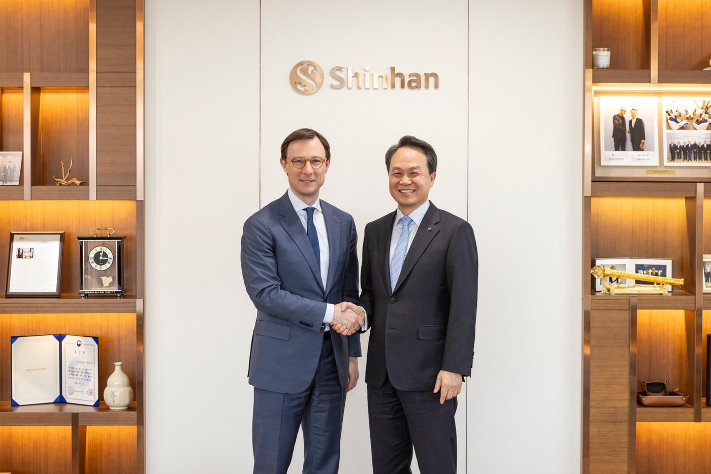 본문 이미지 - 올리버 젠킨 Visa 그룹 사장(왼쪽)과 진옥동 신한금융그룹 회장(신한금융 제공).