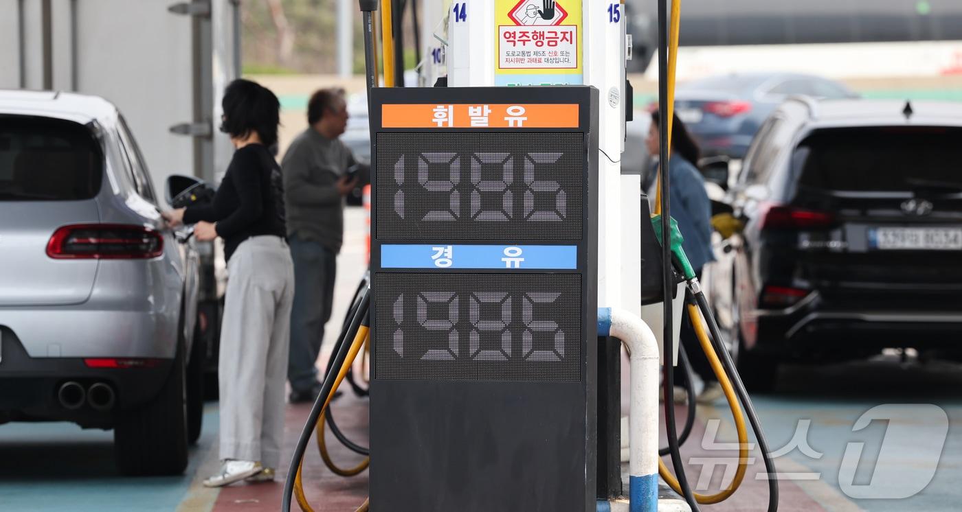본문 이미지 - 중동 전쟁 장기화 전망 속 국제유가가 상승세를 보이는 3일 서울 서초구 경부고속도로 만남의광장 주유소에서 시민들이 차량에 기름을 넣고 있다.2026.4.3 ⓒ 뉴스1 이종수 인턴기자