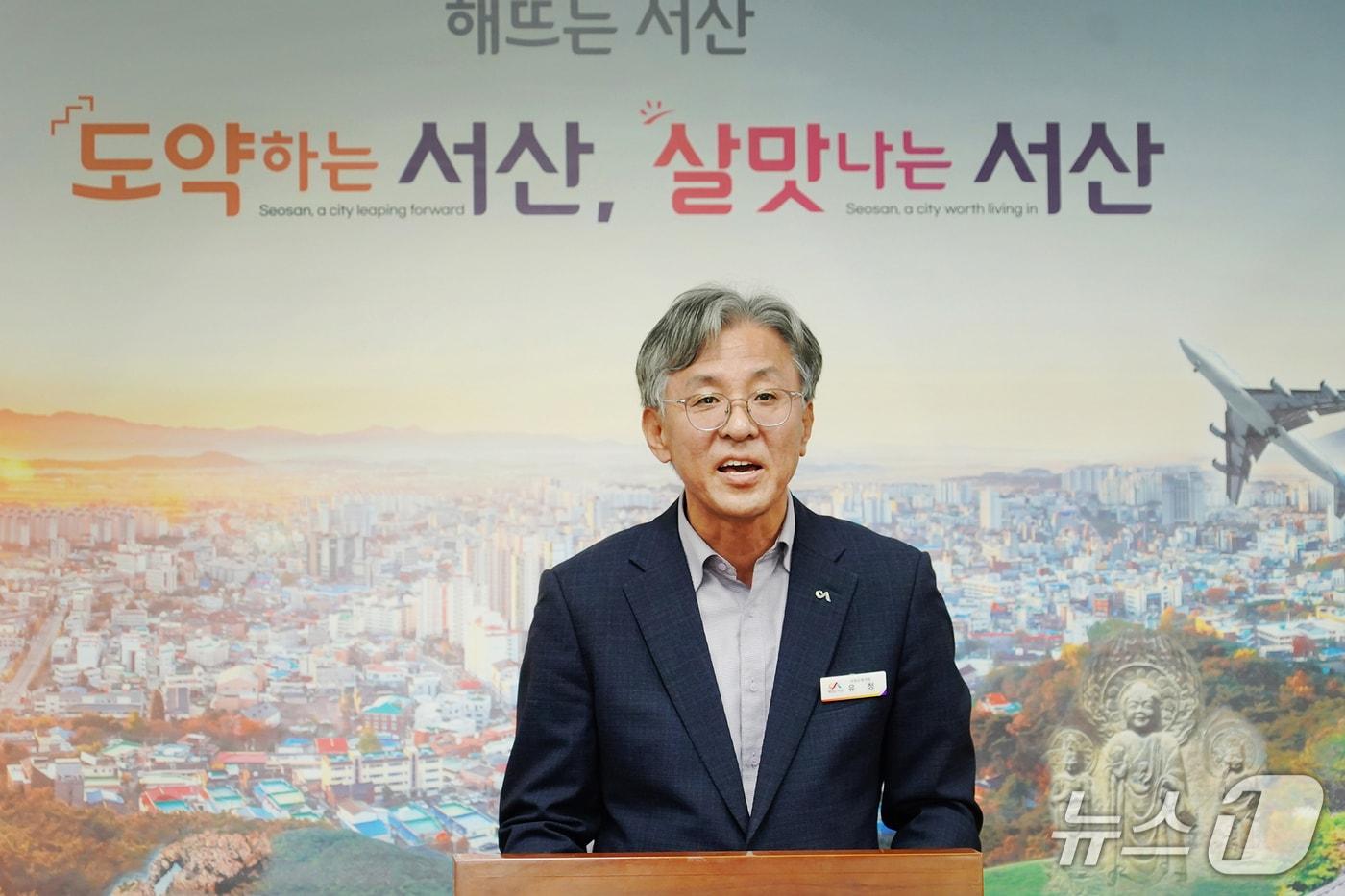 본문 이미지 - 3일 시청 브리핑룸에서 종량제 봉투 수급 안정화 대책에 대해 설명하고 있는 유청 자원순환과장(서산시 제공. 재판매 및 DB금지)2026.4.3/뉴스1