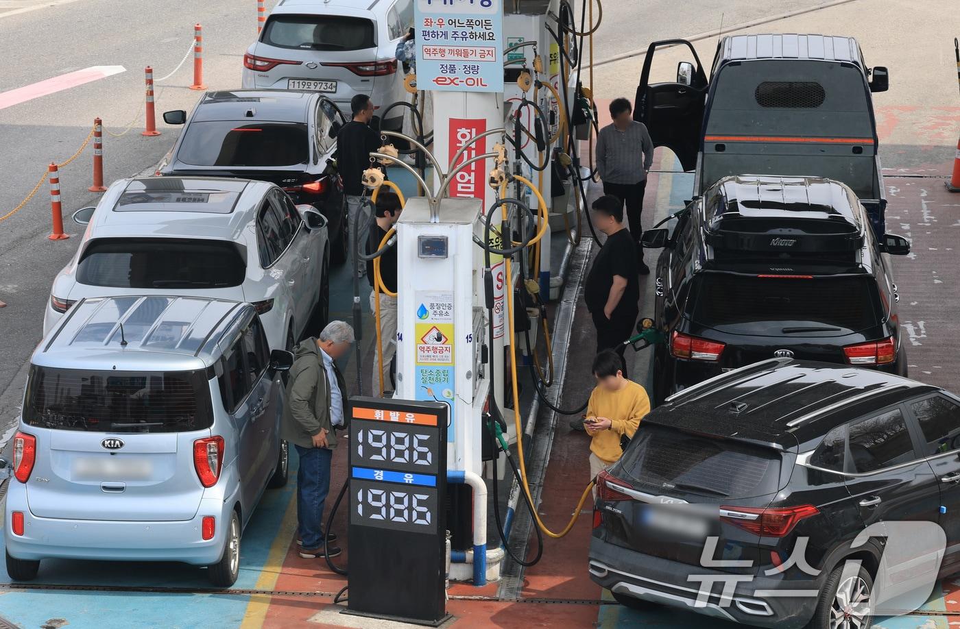 본문 이미지 - 3일 서울 서초구 만남의광장 주유소에서 시민들이 주유를 하고 있다. 2026.4.3 ⓒ 뉴스1 임세영 기자