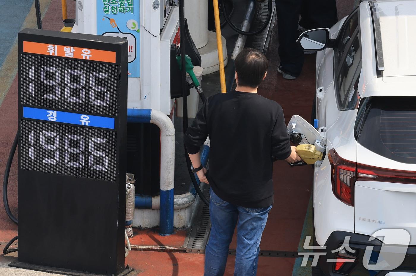 본문 이미지 - 3일 서울 서초구 만남의광장 주유소에서 시민들이 주유를 하고 있다. 2일(현지시간) CNBC방송이 인용한 S&P글로벌 자료에 따르면 브렌트유 현물 가격은 배럴당 141.36달러까지 오르며 2008년 금융위기 이후 최고치를 기록했다. 2026.4.3 ⓒ 뉴스1 임세영 기자