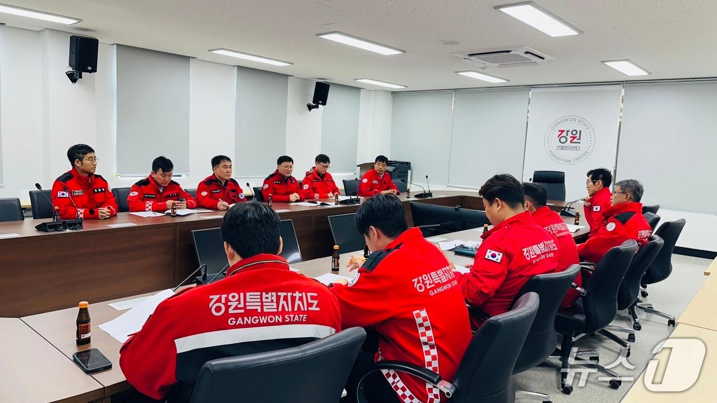 본문 이미지 - 3일 동부지방산림청-강원도 산불방지센터 업무협의.(동부산림청 제공, 재판매 및 DB 금지) 2026.4.3/뉴스1