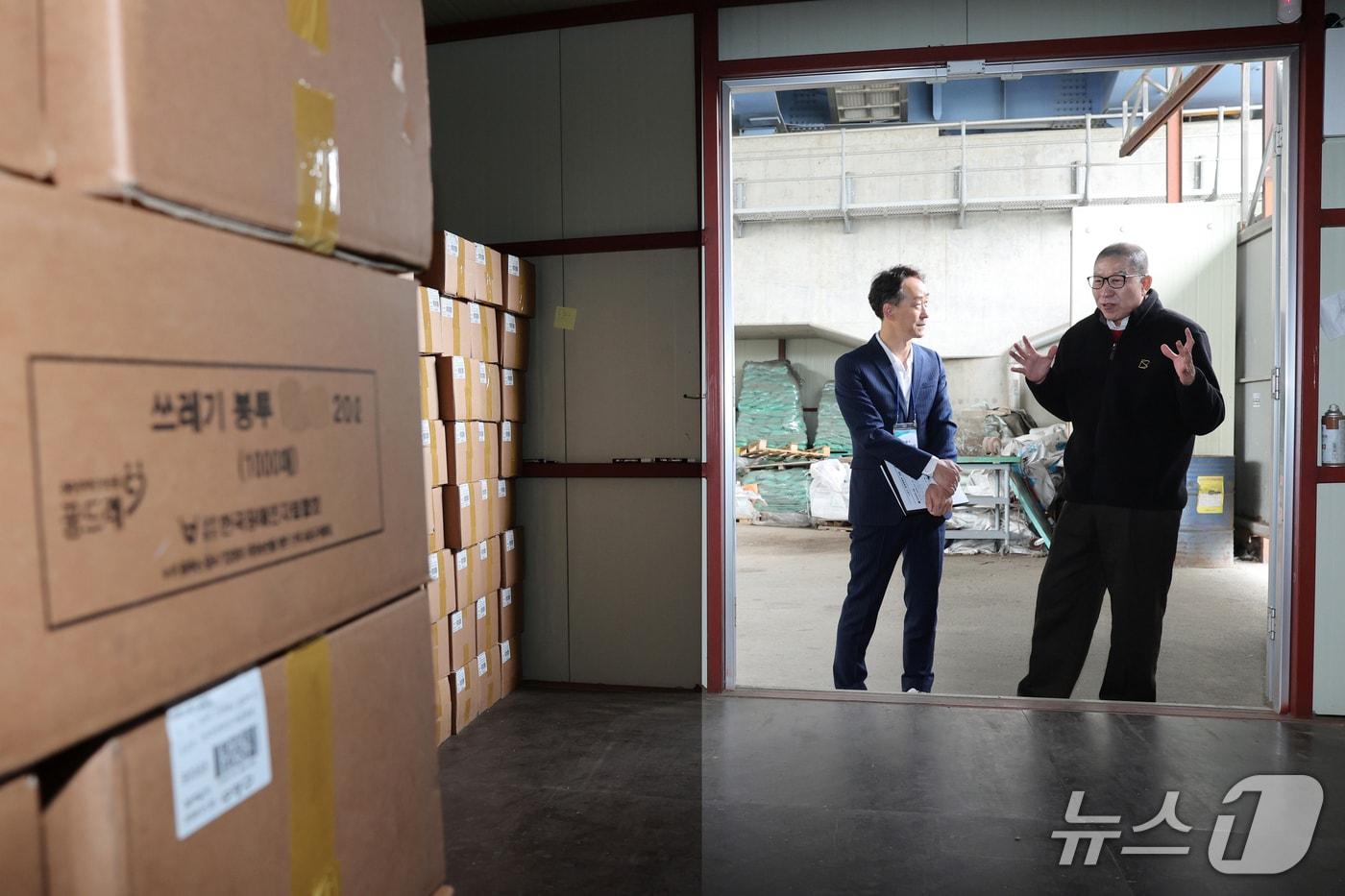 본문 이미지 - 박형준 부산시장이 3일 수영구 내 종량제봉투 보관창고를 찾아 비축 물량을 확인하고 있다.(부산시 제공. 재판매 및 DB금지)