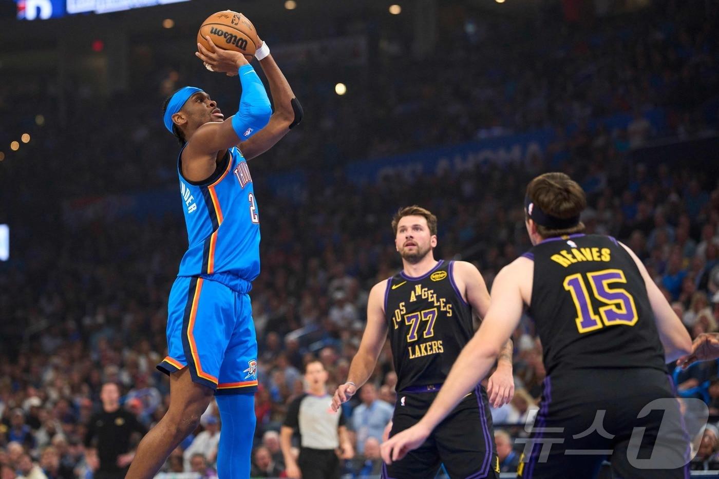 본문 이미지 - 오클라호마시티 선더의 샤이 길저스 알렉산더가 3일(한국시간) 열린 2025-26 NBA LA 레이커스전에서 28점 7리바운드 7어시스트로 활약해 팀의 139-96 대승을 이끌었다. ⓒ AFP=뉴스1