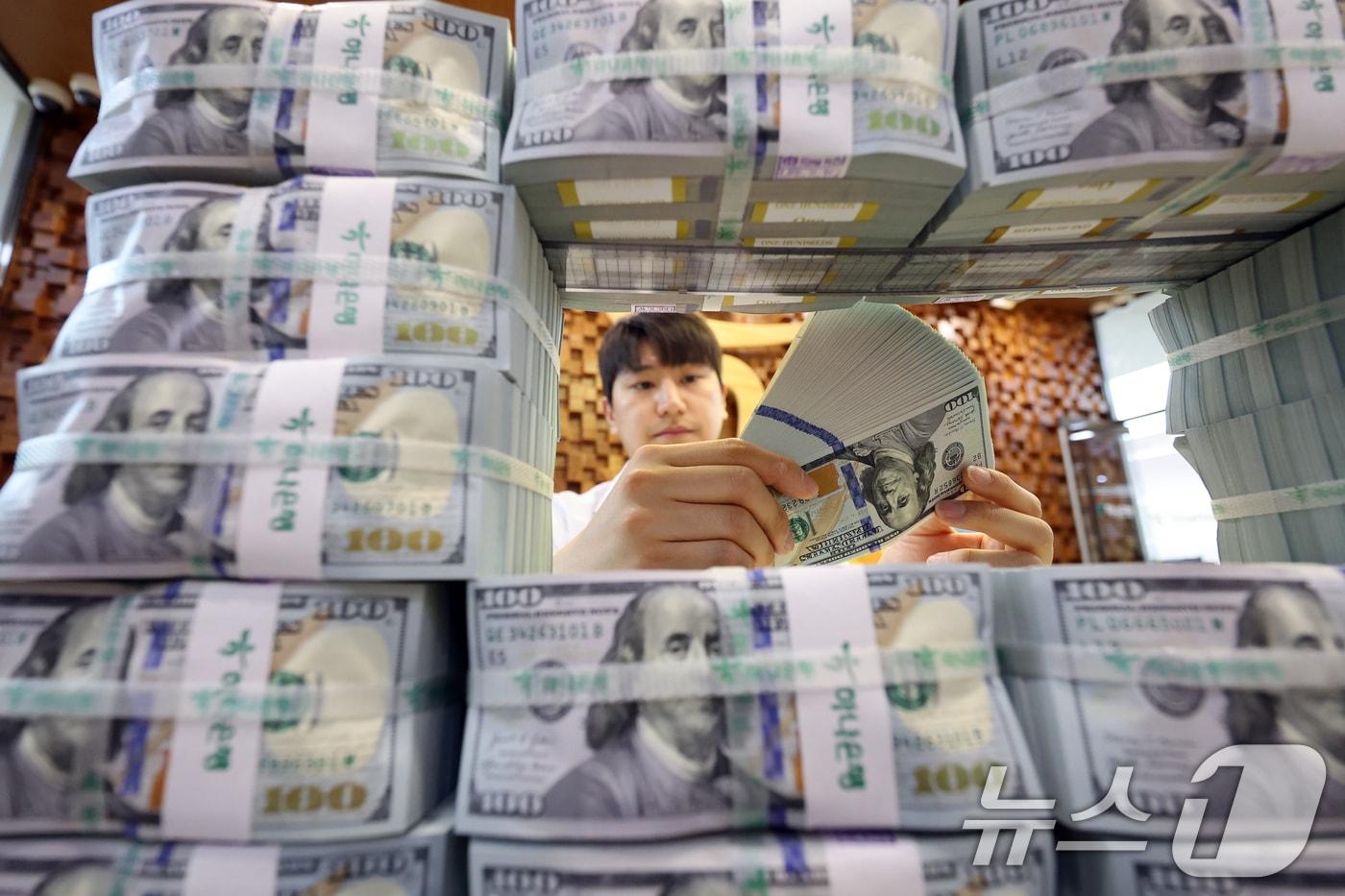 본문 이미지 - 서울 중구 하나은행 위변조대응센터에서 은행 관계자가 달러화를 정리하는 모습.ⓒ 뉴스1 황기선 기자
