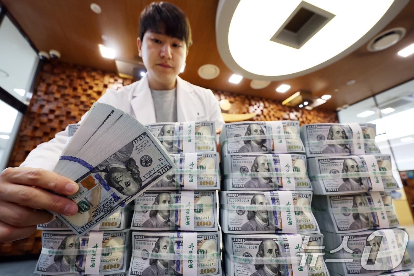 본문 이미지 - 서울 중구 하나은행 위변조대응센터에서 은행 관계자가 달러화를 정리하는 모습. 2026.4.3 ⓒ 뉴스1 황기선 기자