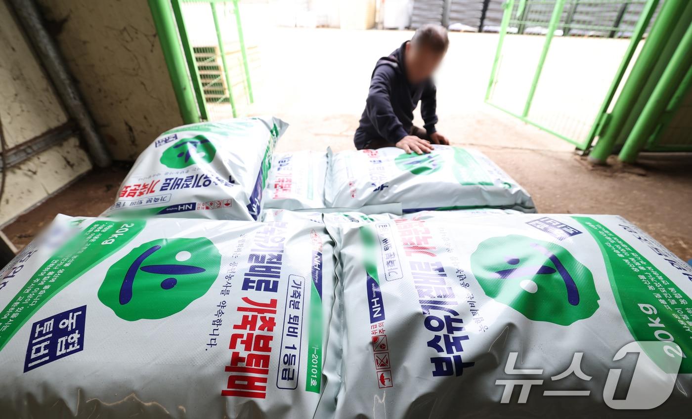 본문 이미지 - 중동 전쟁 장기화로 비료 원료 수급 불안이 이어지고 있다. 사진은 한 유기질비료공장의 모습.(자료사진)