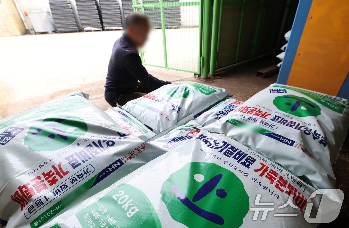 본문 이미지 - 중동 전쟁 장기화로 비료 원료 수급 불안이 이어지는 가운데 정부가 수입 의존도가 높은 무기질비료 사용을 줄이고, 가축분뇨 활용을 확대하는 등 농업 체질 개선 방안을 발표했다. 사진은 3일 경기도의 한 유기질비료공장의 모습. 2026.4.3 ⓒ 뉴스1 김영운 기자