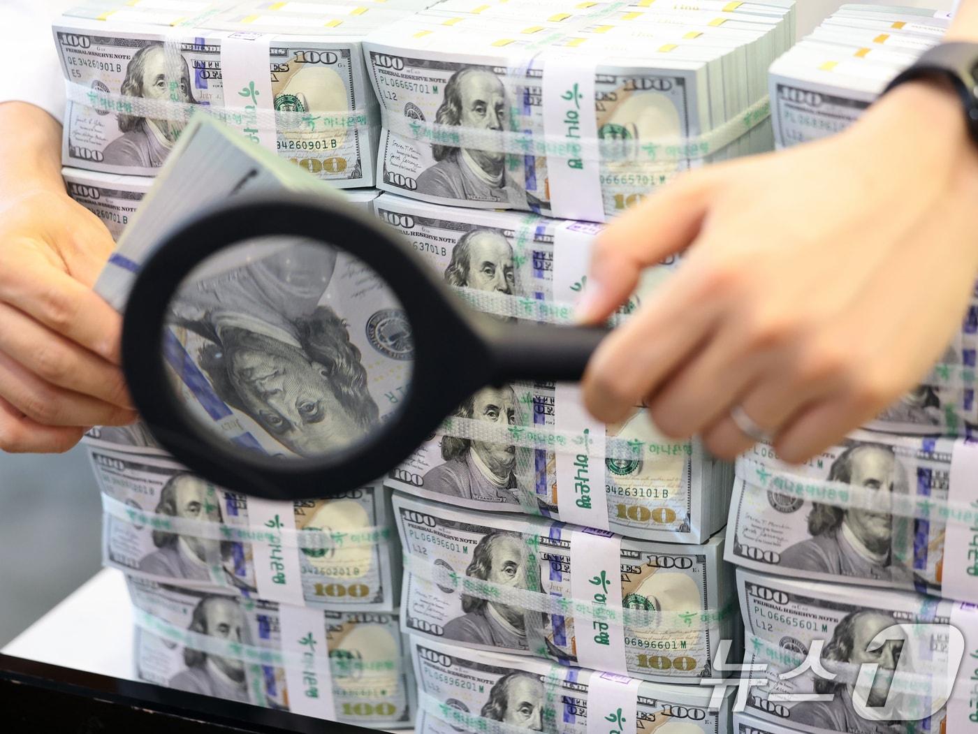 본문 이미지 - 서울 중구 하나은행 위변조대응센터에서 은행 관계자가 달러화를 정리하는 모습. 2026.4.3 ⓒ 뉴스1 황기선 기자