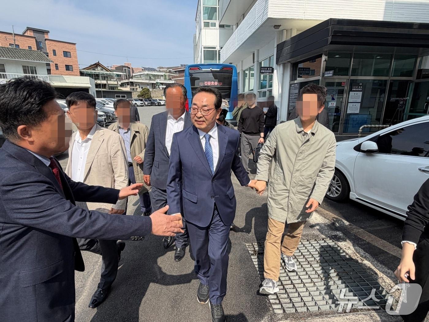 본문 이미지 - 3일 오후 중대재해처벌법 위반 혐의로 기소된 원경환 전 대한석탄공사 사장이 1심에 이어 항소심에서도  무죄를 선고 받은 후 법원을 빠져나가고 있다.2026.4.3 한귀섭 기자