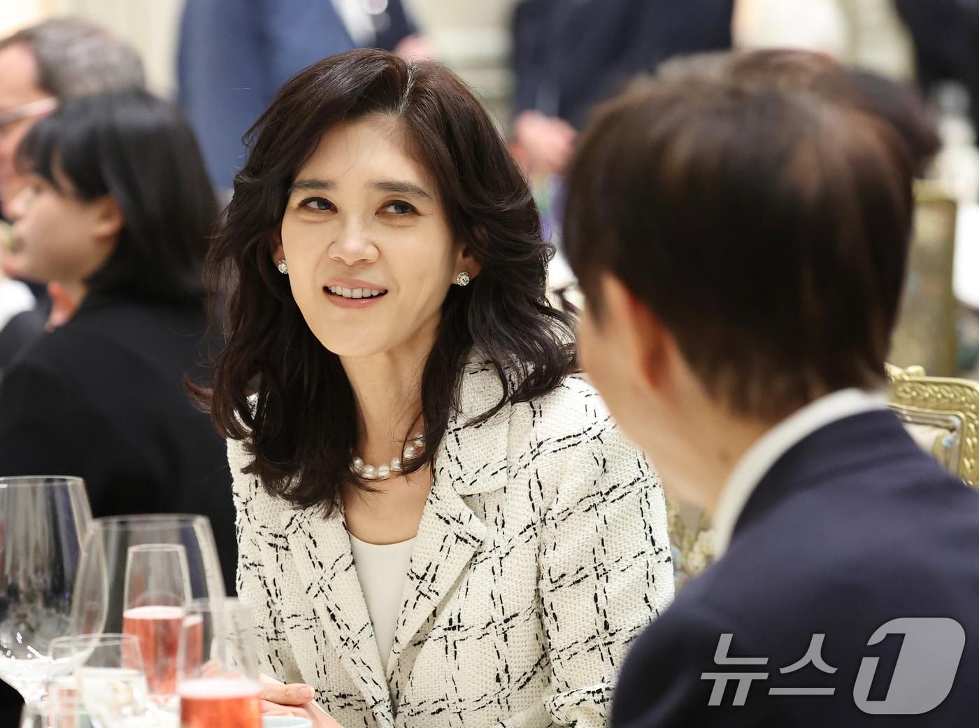 본문 이미지 - 이부진 신라호텔 대표와 이광형 카이스트 총장이 3일 청와대 영빈관에서 열린 에마뉘엘 마크롱 프랑스 대통령 국빈 방한 환영 오찬에서 대화를 나누고 있다. 2026.4.3 ⓒ 뉴스1 허경 기자