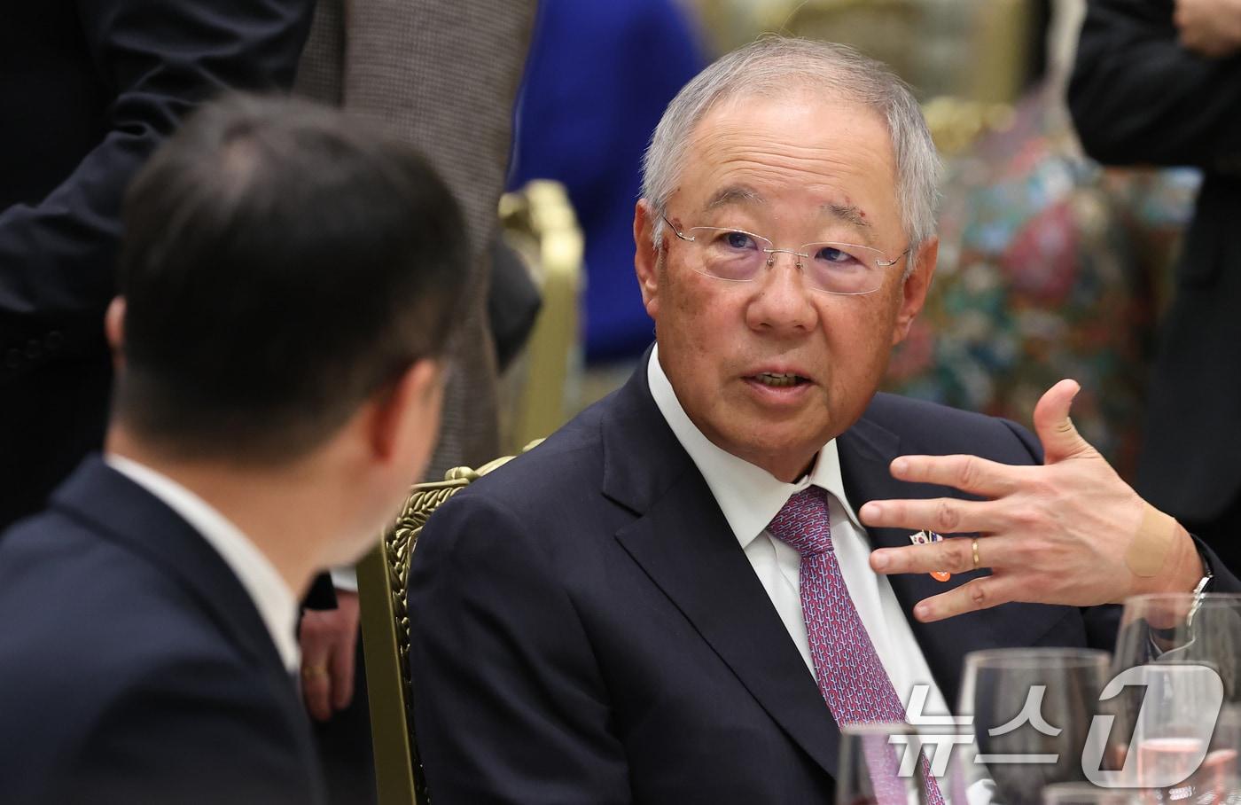 본문 이미지 - 류진 한국경제인협회장 겸 풍산 회장과 한병도 더불어민주당 원내대표가 3일 청와대 영빈관에서 열린 에마뉘엘 마크롱 프랑스 대통령 국빈 방한 환영 오찬에서 대화를 나누고 있다. 2026.4.3 ⓒ 뉴스1 허경 기자