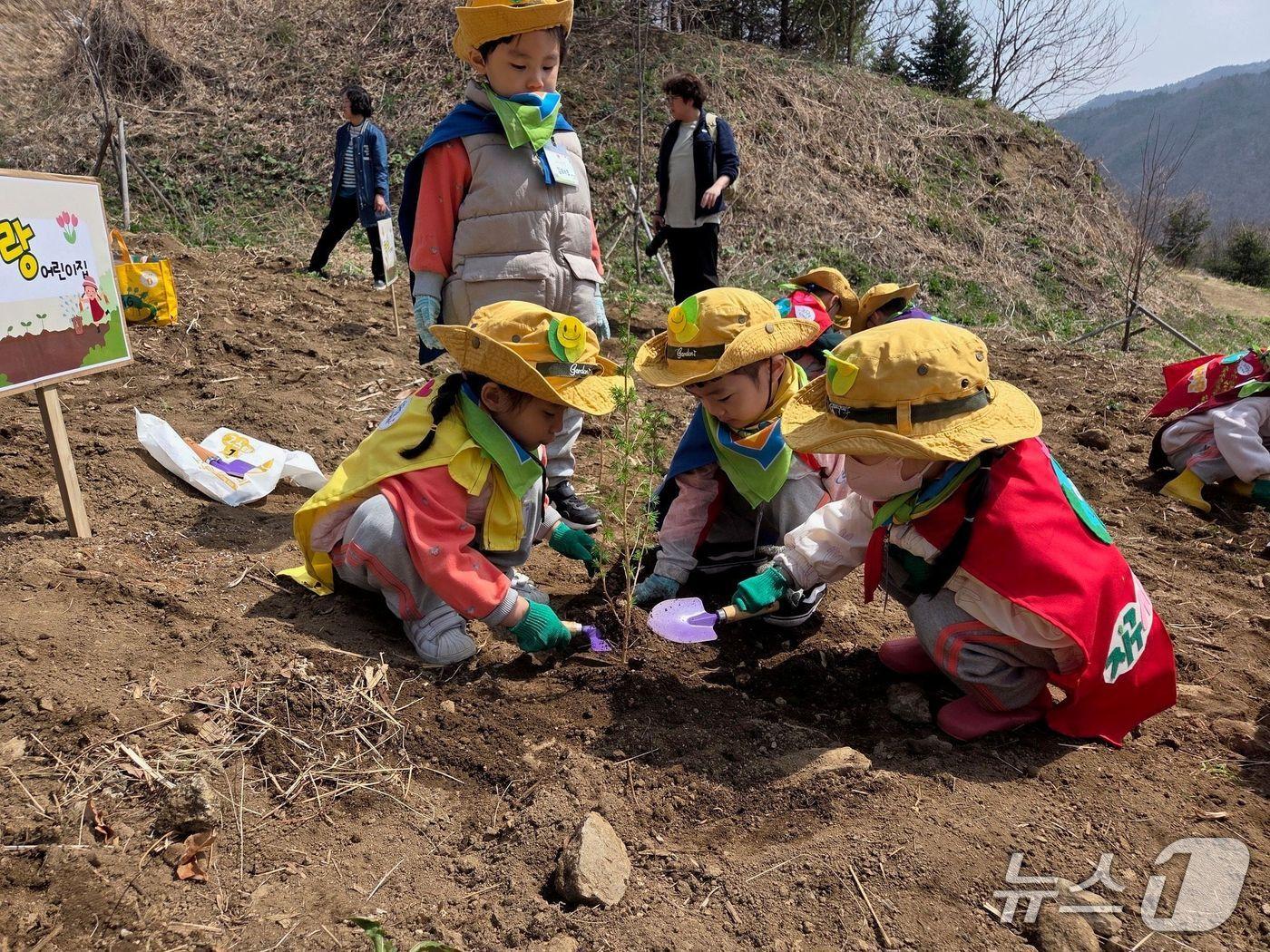 본문 이미지 - 어린이들이 나무를 식재하고 있다.(산림청 제공. 재판매 및 DB금지)/뉴스1