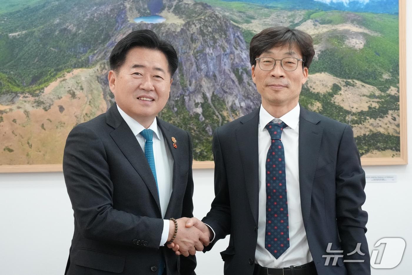 본문 이미지 -  오영훈 지사(왼쪽)와 송상교 위원장.(제주도 제공. 재판매 및 DB 금지)/뉴스1