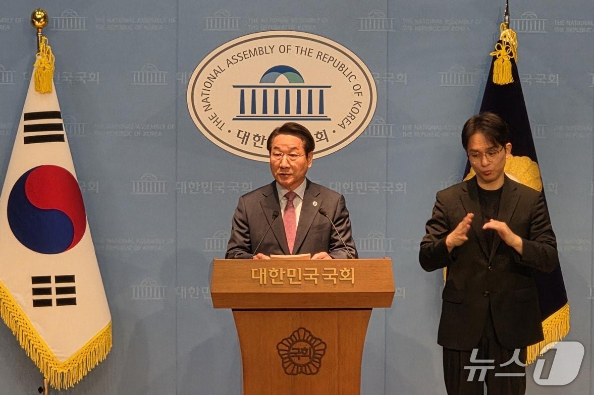 본문 이미지 - 유정복 인천시장이 3일 오후 여의도 국회 소통관에서 기자회견을 하고 있다./ 뉴스1 ⓒ News1 유준상 기자