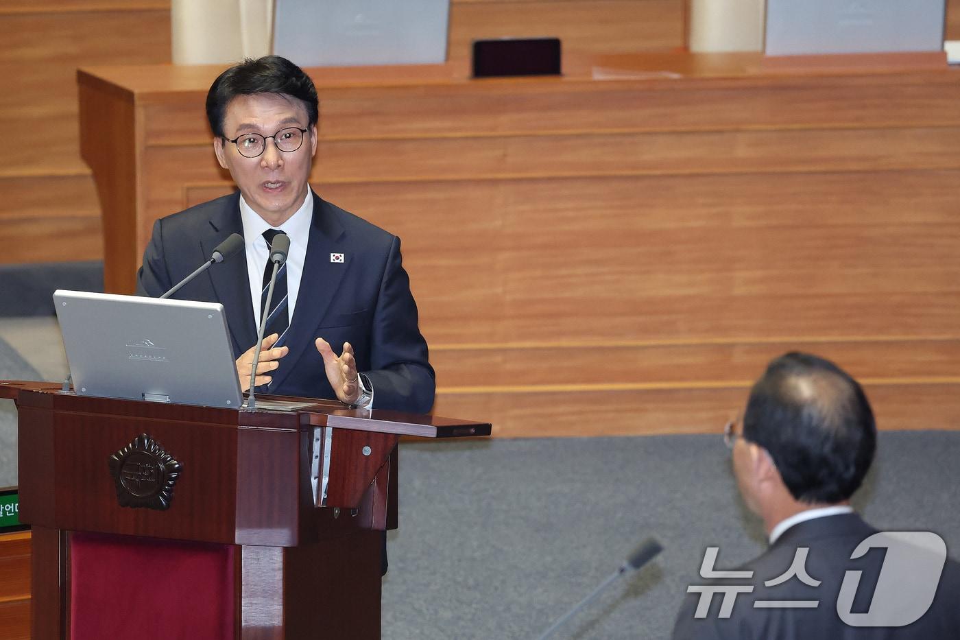 본문 이미지 - 김민석 국무총리가 3일 서울 여의도 국회에서 열린 제434회국회(임시회) 제434-1차 본회의에서 정치·외교·통일·안보에 관한 질문에 답변하고 있다. 2026.4.3 ⓒ 뉴스1 신웅수 기자