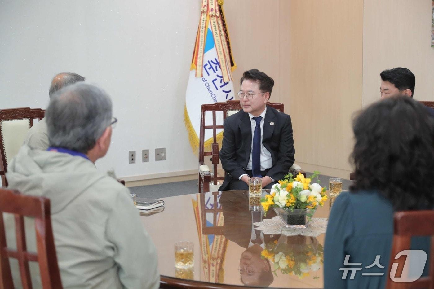 본문 이미지 - 육동한 춘천시장,은 3일 '시온 숲속의 아침 뷰' 입주예정자들의 의견을 청취했다.(춘천시 제공, 재판매 및 DB금지)
