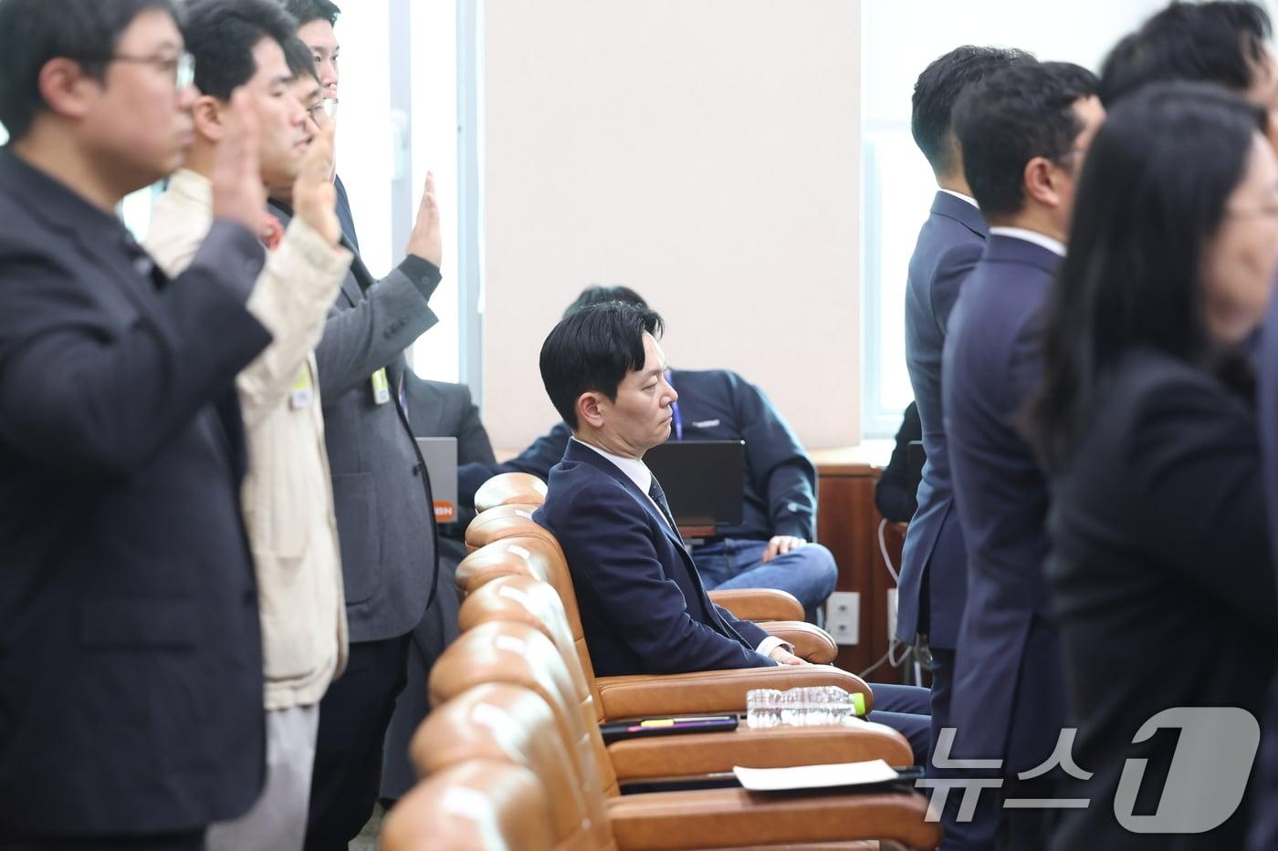 본문 이미지 - 쌍방울 대북송금 사건을 담당했던 박상용 검사가 3일 서울 여의도 국회에서 열린 윤석열정권정치검찰조작기소의혹사건진상규명국정조사특별위원회 전체회의에 증인으로 출석해 증인 선서를 거부하고 있다. 2026.4.3 ⓒ 뉴스1 이승배 기자