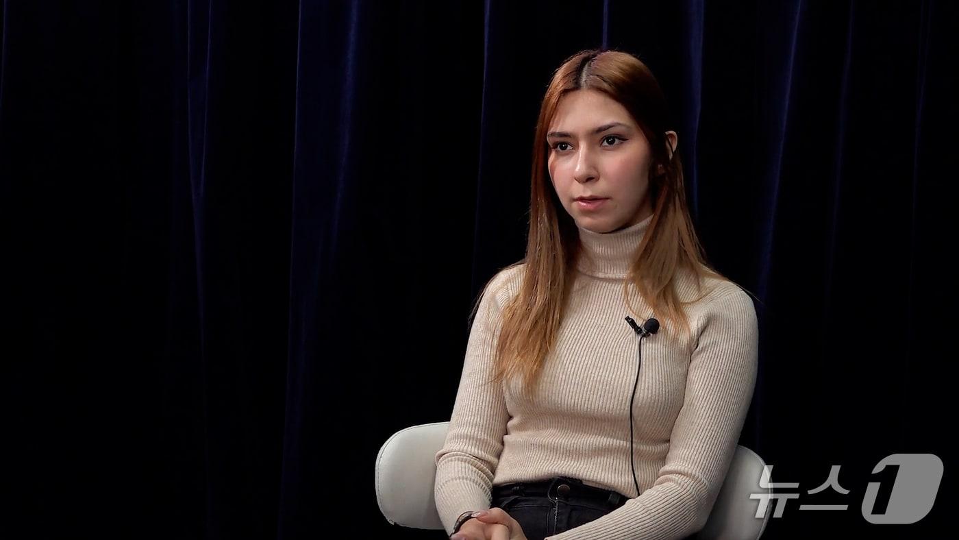 한국에 거주 중인 마사 이사리 씨(27)가 31일 뉴스1과의 인터뷰 도중 질문에 답하고 있다.