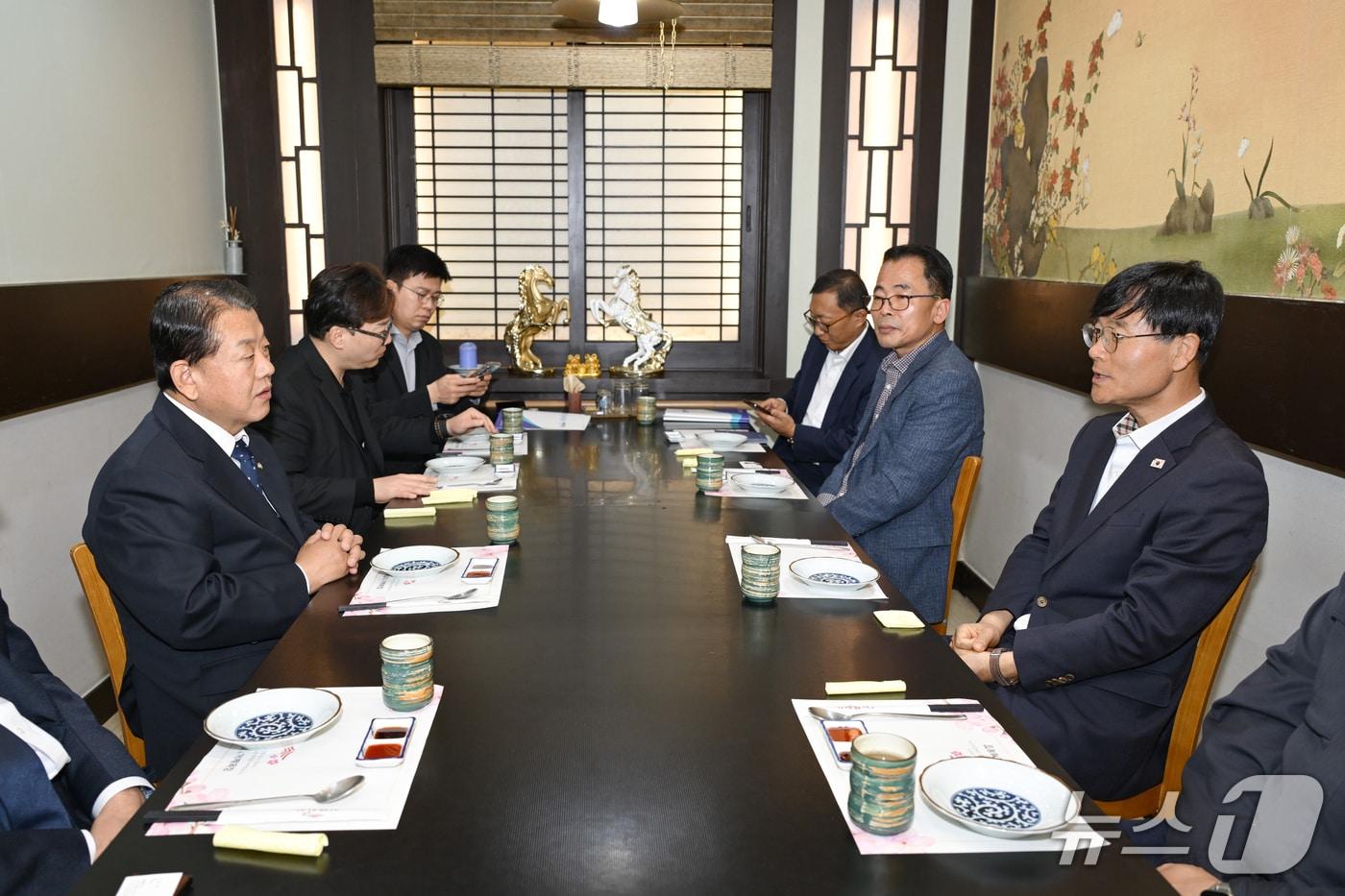 본문 이미지 - 3일 변광용 거제시장과 김병주 국회의원이 조선업 현장 인력 수요를 해결하기 위한 간담회를 갖고 있다.(거제시 제공. 재판매 및 DB금지)