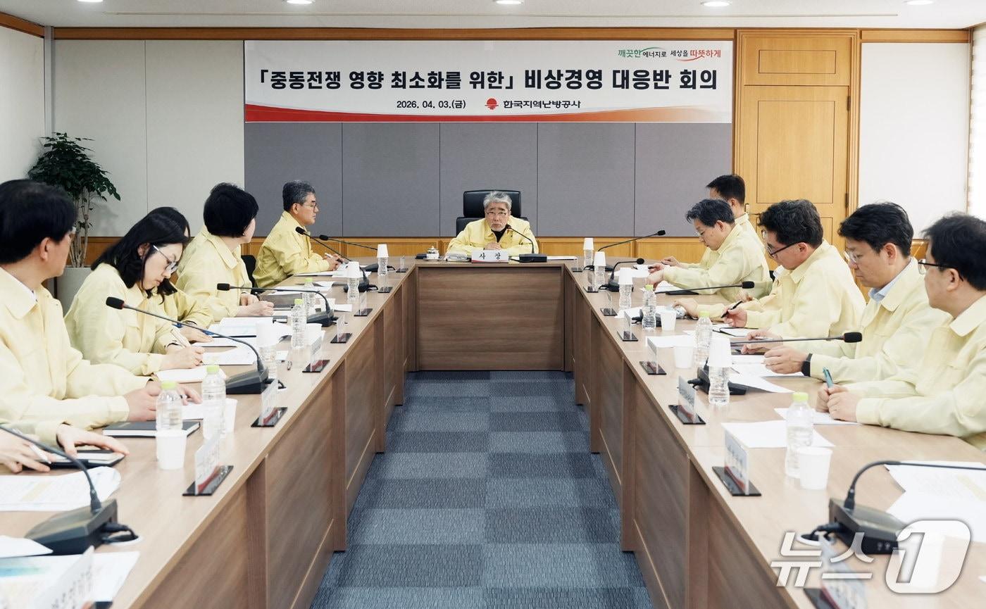 본문 이미지 - 하동근 13대 한국지역난방공사 사장이 취임식 이후 곧바로 중동 상황에 따른 '비상경영대책회의'를 주재했다. (한난 제공) /2026.4.3/