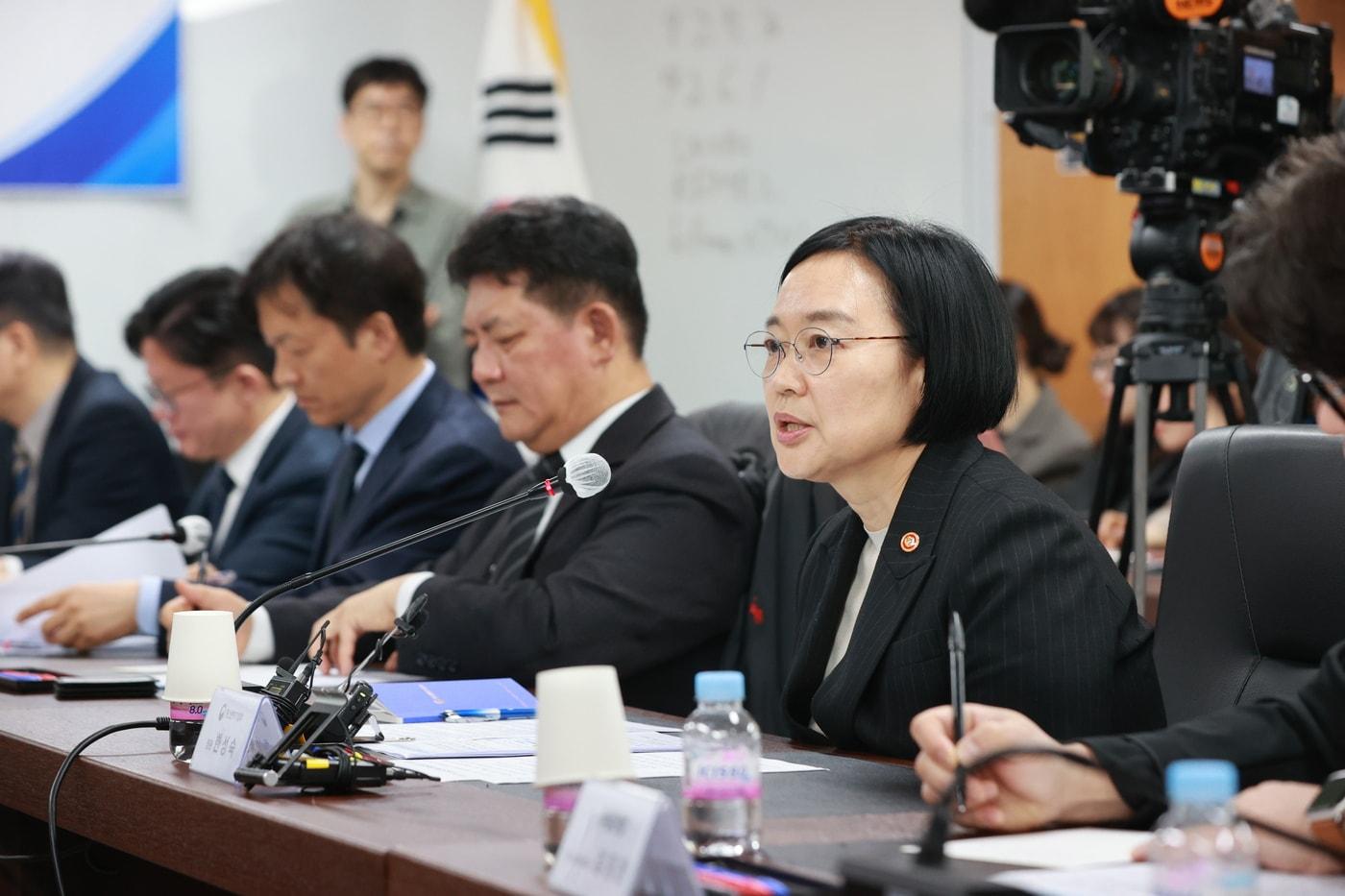 본문 이미지 - 공공기관장과 함께 지원사업 심사체계 개선 방향을 논의한 한성숙 장관. (중소벤처기업부 제공)