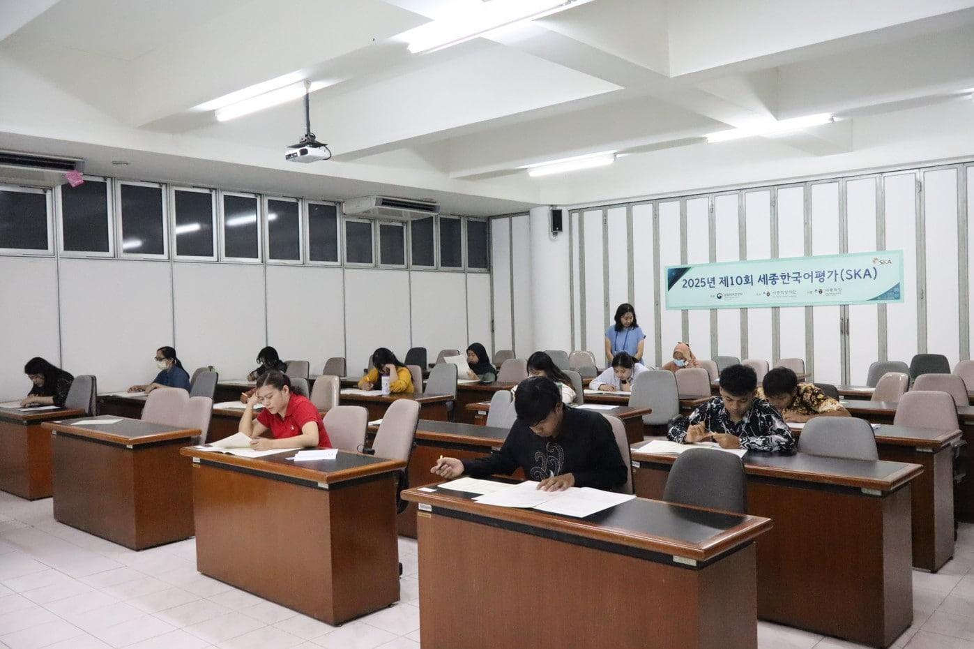 본문 이미지 - 제10회 세종한국어평가 응시 모습 (세종학당재단 제공)