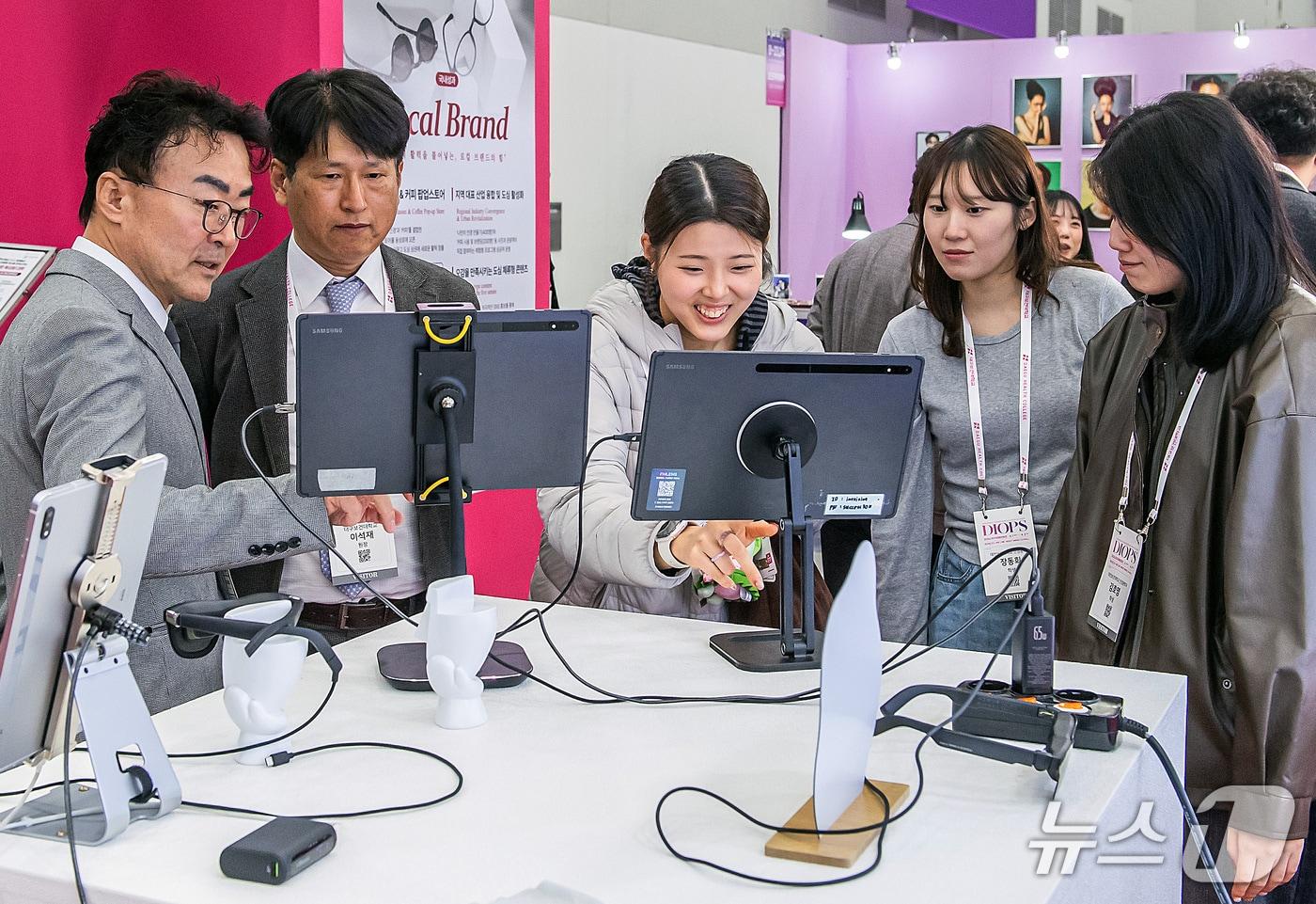 본문 이미지 - 대구 엑스코에서 열린 '대구국제안경전(DIOPS)' 한달빛글로컬보건연합대학 부스에서 관람객들이 대구보건대가 마련한 스마트 아이웨어 체험을 하고 있다. (대구보건대 제공. 재판매 및 DB금지)