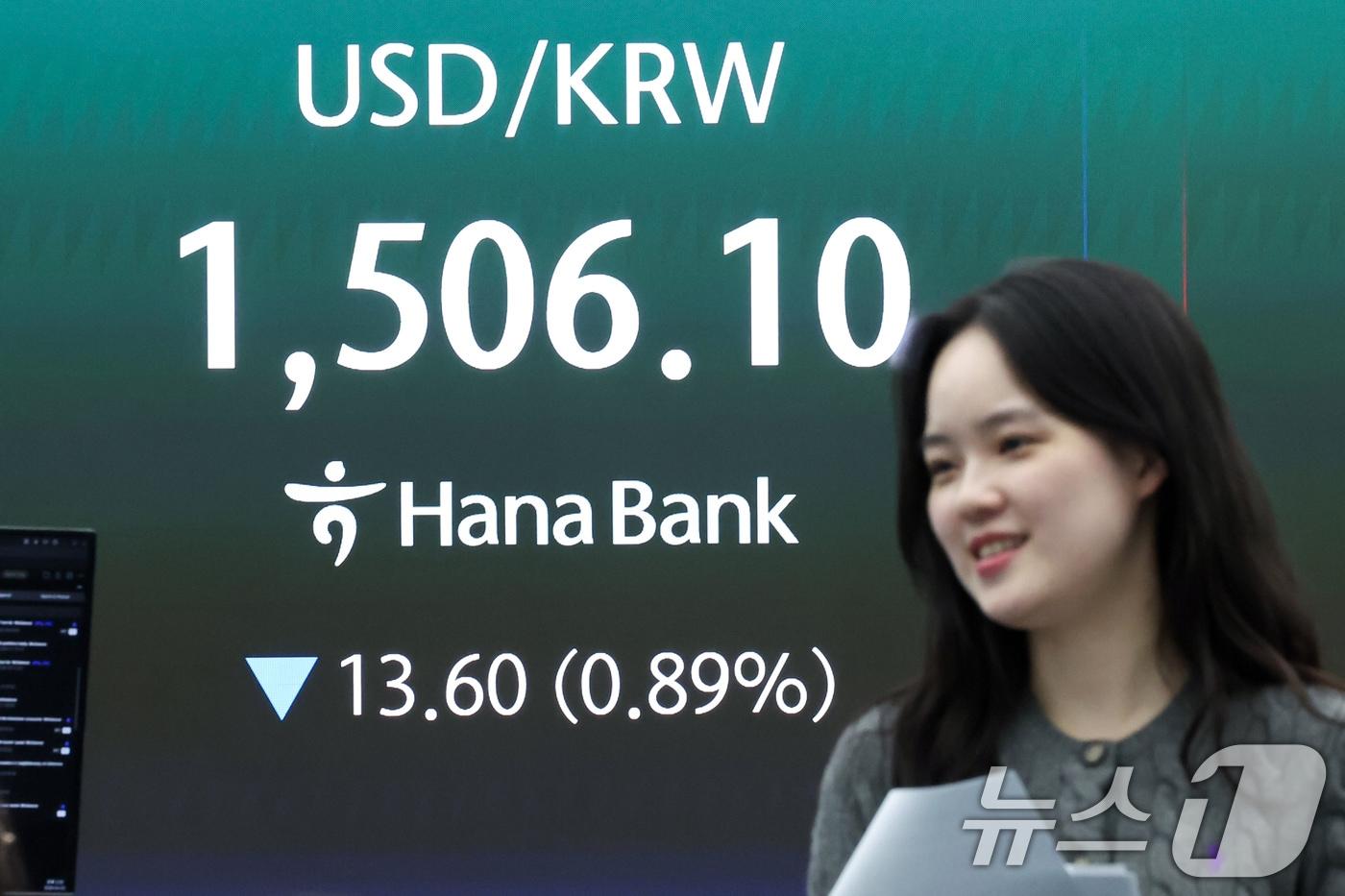 본문 이미지 - 3일 서울 중구 하나은행 딜링룸에 종가가 표시되고 있다. 이날 코스피는 전 거래일대비 143.25포인트(2.74%) 오른 5377.30, 코스닥 지수는 전 거래일대비 7.41포인트(0.70%) 상승한 1063.75에 거래를 마쳤다. 2026.4.3 ⓒ 뉴스1 임지훈 인턴기자