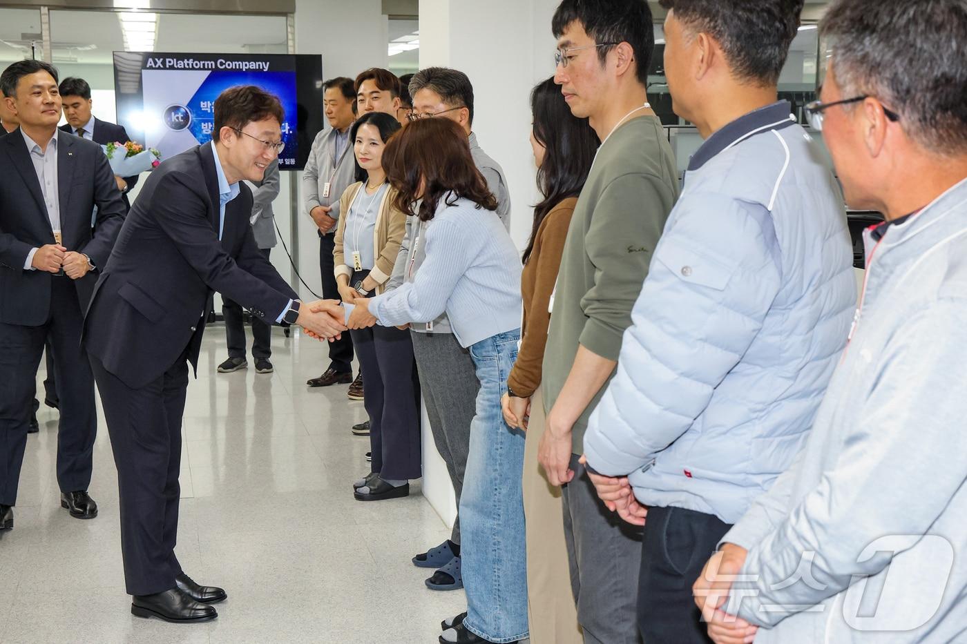 본문 이미지 - 박윤영 KT 대표가 전남과 전북의 서부네트워크운용본부와 서부법인고객본부, KT CS 등 그룹사가 위치한 전남 광주 KT신안타워, KT광주타워를 방문했다. 2026.04.03  (KT제공)