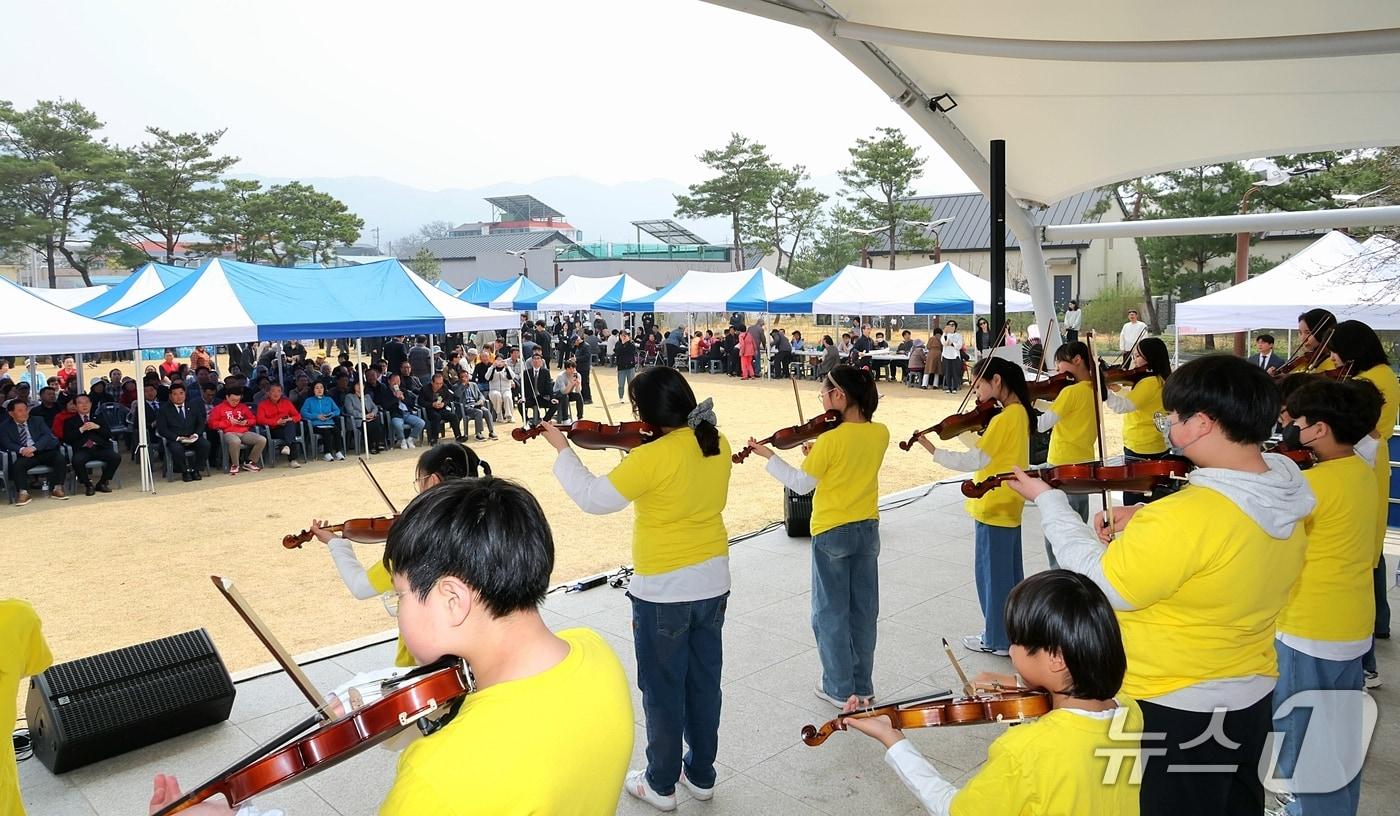 본문 이미지 - 3일 개막한 2026 청안 벚꽃길 팝콘축제에서 청안초등학교 학생들이 바이올린 합주를 하고 있다.(괴산군 제공. 재판매 및 DB금지)