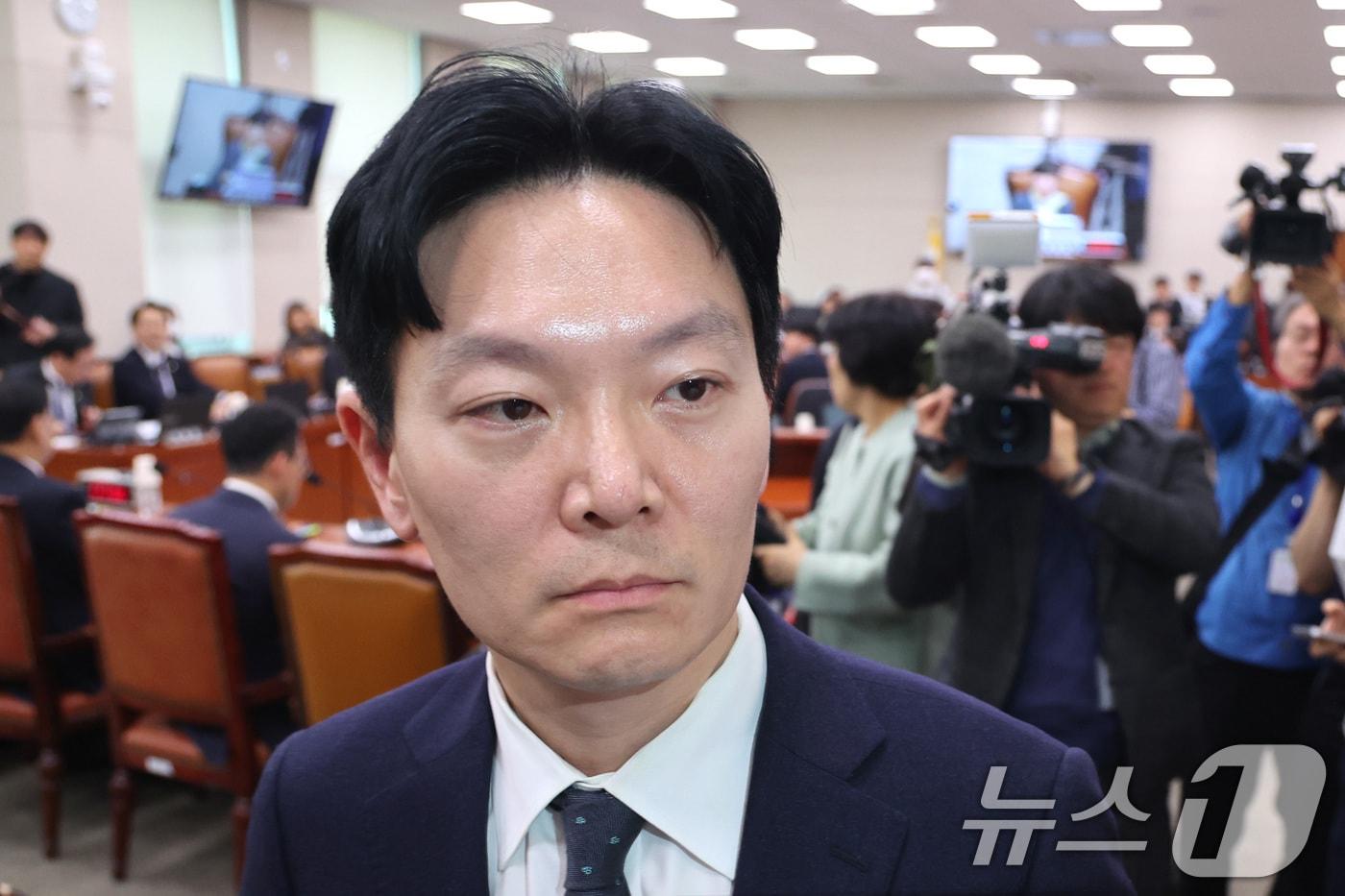 본문 이미지 - 쌍방울 대북송금 사건을 담당했던 박상용 검사가 3일 서울 여의도 국회에서 열린 윤석열정권정치검찰조작기소의혹사건진상규명국정조사특별위원회 전체회의에서 증인 선서 거부로 퇴장당하고 있다. 2026.4.3 ⓒ 뉴스1 신웅수 기자