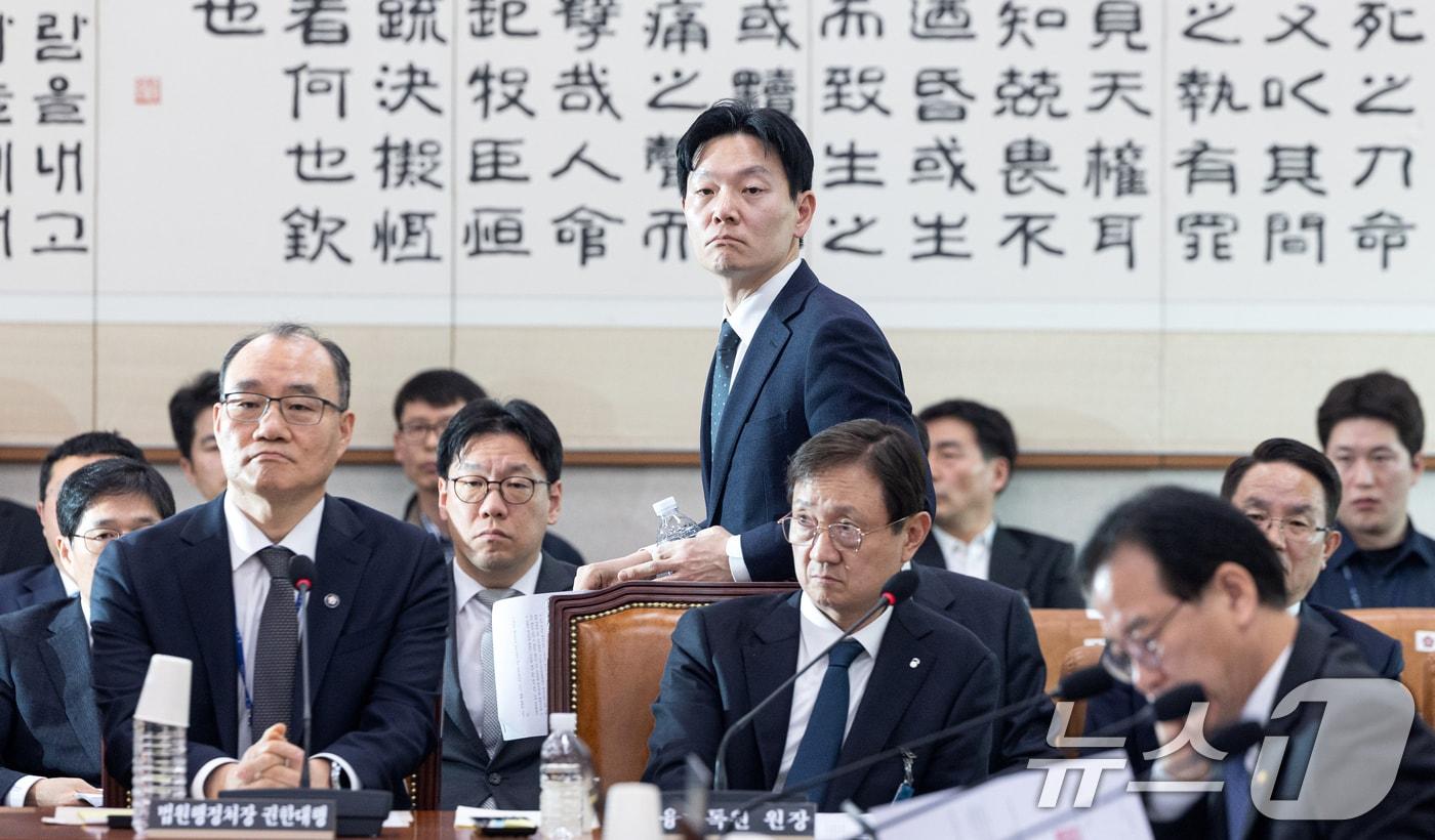 본문 이미지 - 쌍방울 대북송금 사건을 담당했던 박상용 검사가 3일 서울 여의도 국회에서 열린 윤석열정권 정치검찰 조작기소의혹 사건 진상규명 국정조사특별위원회 전체회의에 증인으로 출석해 증인 선서 거부 소명서를 제출한 뒤 퇴정 명령에 따라 회의장을 나서고 있다. 2026.4.3 ⓒ 뉴스1 이승배 기자