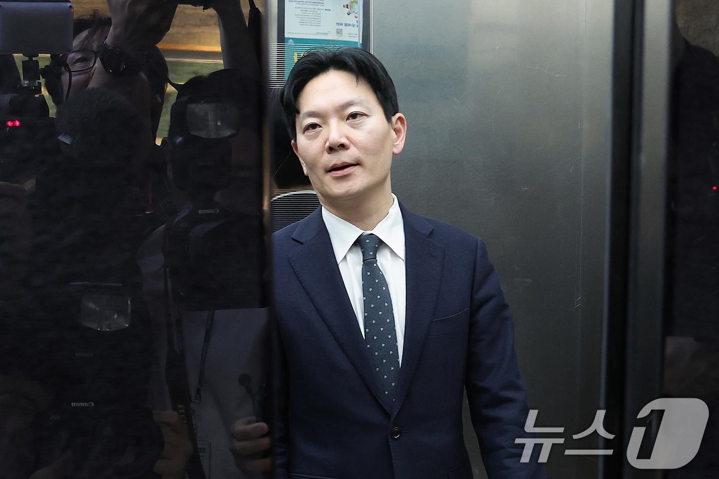 본문 이미지 - 쌍방울 대북송금 사건을 담당했던 박상용 검사가 3일 서울 여의도 국회에서 열린 윤석열정권정치검찰조작기소의혹사건진상규명국정조사특별위원회 전체회의에서 증인 선서 거부를 한 후 퇴장당하고 있다. 2026.4.3 ⓒ 뉴스1 신웅수 기자