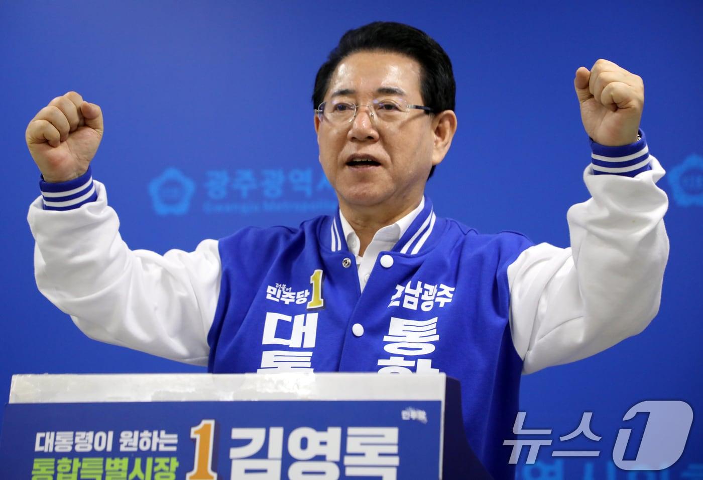 본문 이미지 - 김영록 전남광주통합특별시장 후보가 3일 광주시의회 브리핑룸에서 '광주 군 공항 이전 부지 로드맵 발표' 기자회견을 개최하고 있다. 2026.4.3 ⓒ 뉴스1 이수민 기자